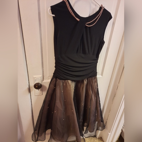 Black Fit and Flare Sleeveless Midi Dress for An Elegant Event - Picture 10 of 12